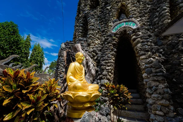 베트남 파고다 Van Pagoda 의아름다운 조개껍데기가 인기있는 장소에는 관광객도 — 스톡 사진