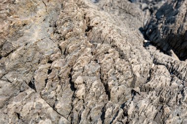 Taş levhaların üzerindeki güzel güneşli manzara Qui Nhon ve Tuy Hoa, Vietnam 'a yakın.. 