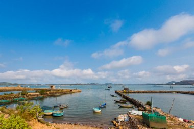 Qui Nhon 'da Vietnam kıyı motosiklet gezisi. Tuy Hoa 'nın kuzeyinde güneşli bir günde mavi gökyüzü olan karides çiftliğine bakın..
