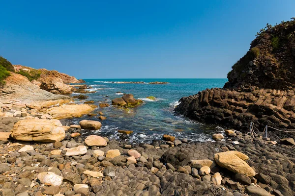 石のプレートの海の崖の上の美しい日当たりの良い景色クイニョンとチュウホア ベトナムに近い表示 — ストック写真