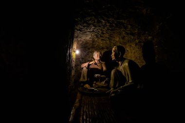 Vietnam, Quang Tri ve Donh Ha 'daki Vinh Moc tünellerini keşfeden Kafkasyalı genç turist. Oyuncak bebeklerle gerçekçi sahneler.