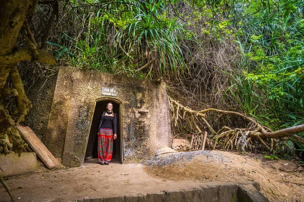 若い白人観光客ベトナムのヴィンモックトンネルを探索 クアントライ ドンハ — ストック写真
