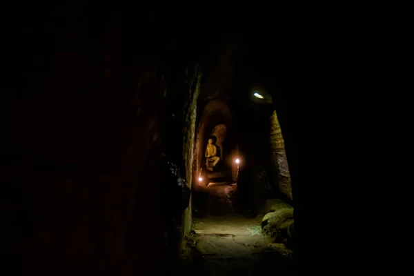 Jovem Turista Caucasiano Explorando Túneis Vinh Moc Vietnã Quang Tri — Fotografia de Stock