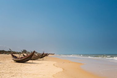 Güzel, el değmemiş sahil Bien My Thuy in Hai An Vietnam. Hai Lang bölgesi, Quang Tri bölgesi. Yerel yelkenli manzarası, güneşli bir günde mavi gökyüzü.