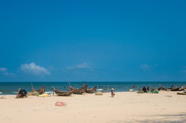 Güzel, el değmemiş sahil Bien My Thuy in Hai An Vietnam. Hai Lang bölgesi, Quang Tri bölgesi. Yerel yelkenli manzarası, güneşli bir günde mavi gökyüzü.