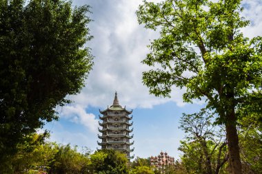 Son Tra yarımadasında güzel kutsal Buda heykeli, Ba Na Hills, Danang, Vietnam.