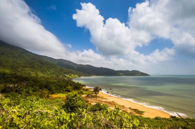 Danang, Vietnam 'daki güzel el değmemiş Bai Nam Güney plajı. Son Tra Yarımadası 'nda güneşli bir gün manzarası