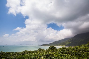 Danang, Vietnam 'daki güzel el değmemiş Bai Nam Güney plajı. Son Tra Yarımadası 'nda güneşli bir gün manzarası