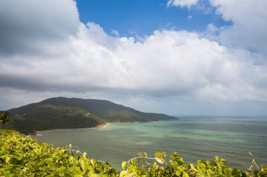 Danang, Vietnam 'daki güzel el değmemiş Bai Nam Güney plajı. Son Tra Yarımadası 'nda güneşli bir gün manzarası