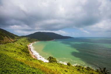 Danang, Vietnam 'daki güzel el değmemiş Bai Nam Güney plajı. Son Tra Yarımadası 'nda güneşli bir gün manzarası