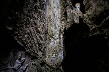 Mermer dağlardaki güzel kutsal am Phu Mağarası, Danang, Vietnam. Ngu Hanh Son Pagoda 'daki Budist cehennem ve cennet görüşü.