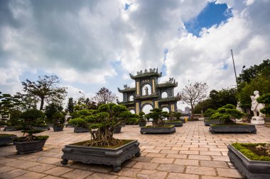 Son Tra yarımadasında güzel kutsal Buda heykeli, Ba Na Hills, Danang, Vietnam.