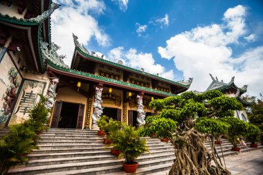 Son Tra yarımadasında güzel kutsal Buda heykeli, Ba Na Hills, Danang, Vietnam.