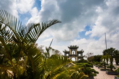 Son Tra yarımadasında güzel kutsal Buda heykeli, Ba Na Hills, Danang, Vietnam.