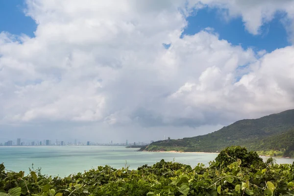 ชายหาดไบน าใต สวยงามในเม องดาน ประเทศเว ยดนาม นแดดในคาบสม Son Tra — ภาพถ่ายสต็อก