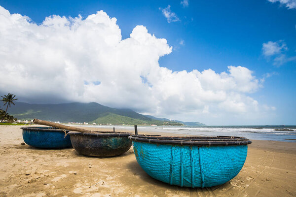 Бай Там Фам Ван Донг - пляж My Khe в Дананге, Вьетнам. Солнечный пейзаж. Сын Тра - леди Будда Пагода на заднем плане