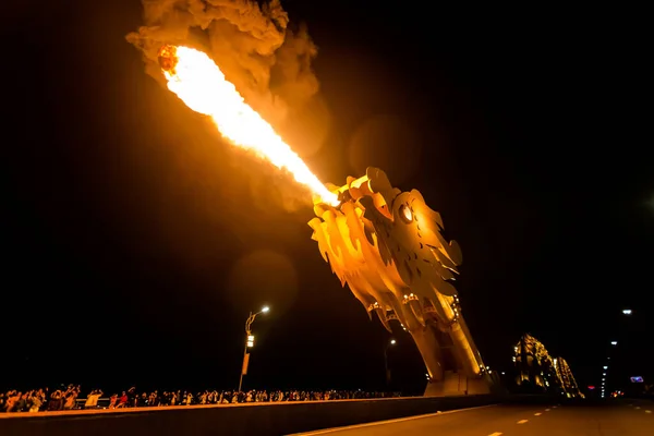 Danang, Vietnam 'daki güzel ünlü Ejderha Köprüsü. Gece fotoğrafı..