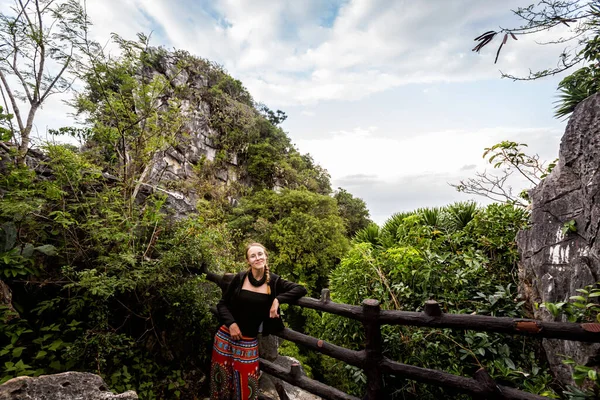大理石の山で美しい神聖な水の山で若い白人観光客 ダナン ベトナム — ストック写真