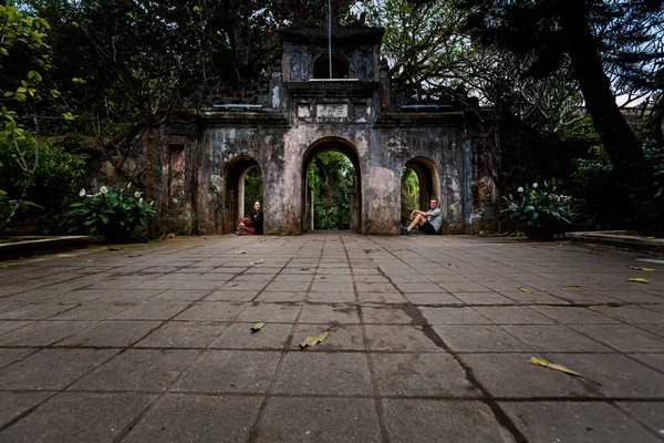 Jovens Turistas Caucasianos Bela Montanha Água Sagrada Montanhas Mármore Danang — Fotografia de Stock