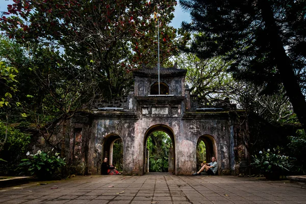 Junge Kaukasische Touristen Schönen Heiligen Wasserberg Den Marmorbergen Danang Vietnam — Stockfoto