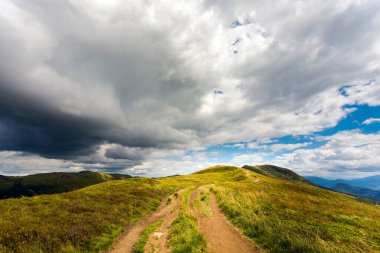 Yazın Bieszczady dağlarında çekilmiş güzel manzara fotoğrafı. Bukowe Berdo üzerinden Tarnica 'ya, Bieszczadzki Park Narodowy' a