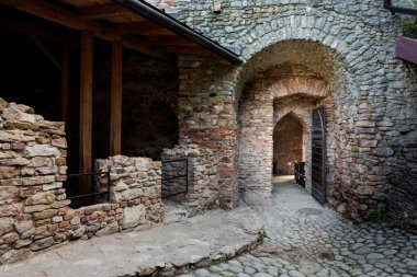 Yazın Czorsztyn Kalesi 'nde çekilen güzel manzara fotoğrafı. Czorsztynskie Gölü, Pieniny.