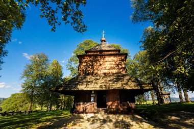 Smolnik 'teki eski ortodoks kilisesi. Yaz boyunca Polonya 'nın Bieszczady dağlarında çekilmiş güzel manzara fotoğrafı, Bieszczadzki Park Narodowy
