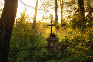Gün batımında Bieszczady ve Beskid dağları arasında terk edilmiş eski mezarlıkta çekilmiş güzel manzara fotoğrafı..