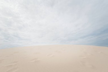 Dong Hoi 'nin Vietnam' daki güzel manzarası. Vietnam 'da motosiklet gezisi sırasında çekilmiş beyaz kumlu bir fotoğraf..