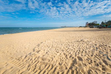 Vietnam 'ın ortasındaki Dong Hoi plajının güzel manzarası. Vietnam 'da motosiklet gezisi sırasında çekilmiş beyaz kumlu bir fotoğraf..