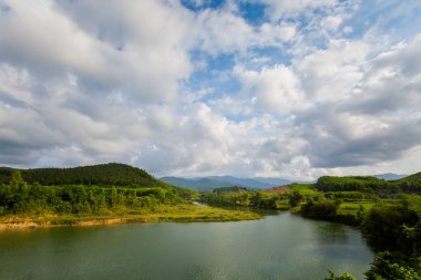 Vietnam 'daki Ulusal Park Phong Nha Ke Bang' de güzel bir nehir manzarası. Güneydoğu Asya 'da çekilmiş kırsal manzara fotoğrafı..
