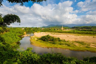 Vietnam 'daki Ulusal Park Phong Nha Ke Bang' de güzel bir nehir manzarası. Güneydoğu Asya 'da çekilmiş kırsal manzara fotoğrafı..