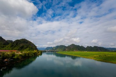 Vietnam 'daki Ulusal Park Phong Nha Ke Bang' de güzel bir nehir manzarası. Güneydoğu Asya 'da çekilmiş kırsal manzara fotoğrafı..