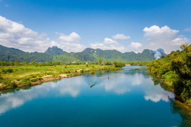 Vietnam 'daki Ulusal Park Phong Nha Ke Bang' de güzel bir nehir manzarası. Güneydoğu Asya 'da çekilmiş kırsal manzara fotoğrafı..
