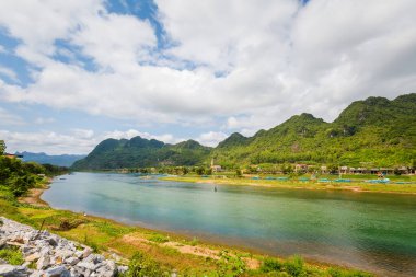 Vietnam 'daki Ulusal Park Phong Nha Ke Bang' de güzel bir nehir manzarası. Güneydoğu Asya 'da çekilmiş kırsal manzara fotoğrafı..