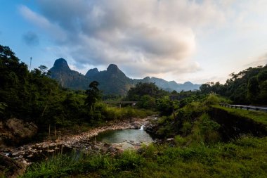 Vietnam 'daki Ulusal Park Phong Nha Ke Bang' de güzel bir nehir manzarası. Güneydoğu Asya 'da çekilmiş kırsal manzara fotoğrafı..
