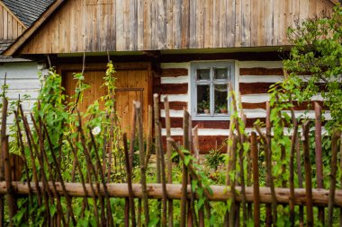Sanok Polonya - 28.08.2020 - Sanok 'taki Tahta Mimarlık Müzesi' nin Ahşap Evleri.