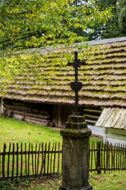 Sanok Polonya - 28.08.2020 - Sanok 'taki Tahta Mimarlık Müzesi' nin Ahşap Evleri.