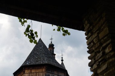 Sanok Polonya - 28.08.2020 - Sanok 'taki Tahta Mimarlık Müzesi' nin Ahşap Evleri.