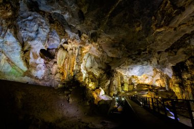 Vietnam 'da turistik Phong Nha' ya yakın güzel bir Cennet Mağarası. Güneydoğu Asya 'da çekilen yeraltı kaya oluşumu fotoğrafı.