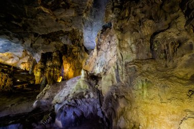 Vietnam 'da turistik Phong Nha' ya yakın güzel bir Cennet Mağarası. Güneydoğu Asya 'da çekilen yeraltı kaya oluşumu fotoğrafı.