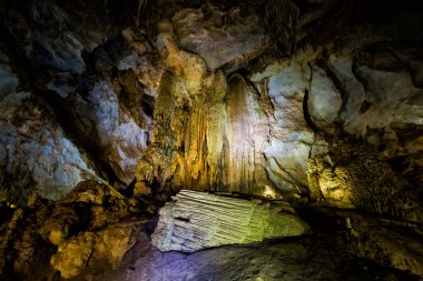 Vietnam 'da turistik Phong Nha' ya yakın güzel bir Cennet Mağarası. Güneydoğu Asya 'da çekilen yeraltı kaya oluşumu fotoğrafı.