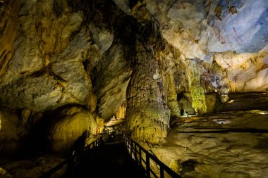 Vietnam 'da turistik Phong Nha' ya yakın güzel bir Cennet Mağarası. Güneydoğu Asya 'da çekilen yeraltı kaya oluşumu fotoğrafı.