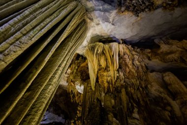 Vietnam 'da turistik Phong Nha' ya yakın güzel bir Cennet Mağarası. Güneydoğu Asya 'da çekilen yeraltı kaya oluşumu fotoğrafı.