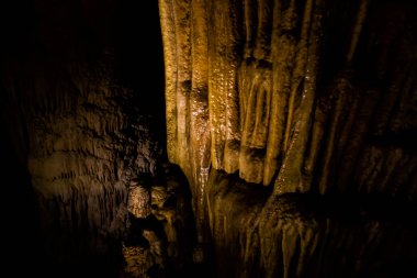 Vietnam 'da turistik Phong Nha' ya yakın güzel bir Cennet Mağarası. Güneydoğu Asya 'da çekilen yeraltı kaya oluşumu fotoğrafı.