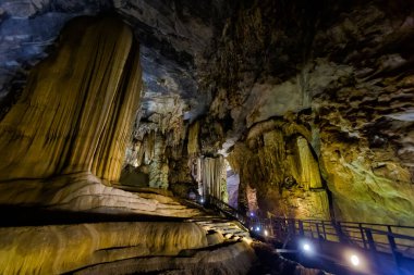 Vietnam 'da turistik Phong Nha' ya yakın güzel bir Cennet Mağarası. Güneydoğu Asya 'da çekilen yeraltı kaya oluşumu fotoğrafı.