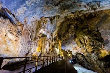 Vietnam 'da turistik Phong Nha' ya yakın güzel bir Cennet Mağarası. Güneydoğu Asya 'da çekilen yeraltı kaya oluşumu fotoğrafı.