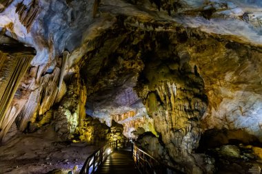 Vietnam 'da turistik Phong Nha' ya yakın güzel bir Cennet Mağarası. Güneydoğu Asya 'da çekilen yeraltı kaya oluşumu fotoğrafı.