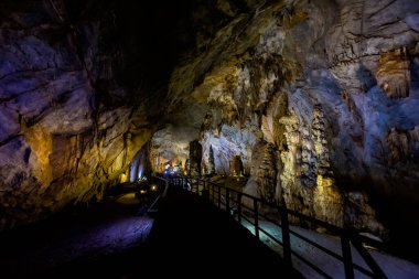 Vietnam 'da turistik Phong Nha' ya yakın güzel bir Cennet Mağarası. Güneydoğu Asya 'da çekilen yeraltı kaya oluşumu fotoğrafı.