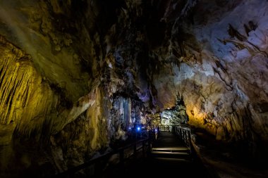 Vietnam 'da turistik Phong Nha' ya yakın güzel bir Cennet Mağarası. Güneydoğu Asya 'da çekilen yeraltı kaya oluşumu fotoğrafı.